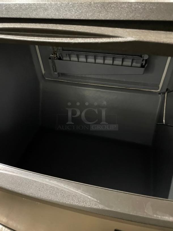 Manitowoc NEO Series Commercial Stainless Steel Air-Cooled Undercounter Half Dice Ice Cube Making Machine! With Built In 90 Lb. Storage Bin! With Slide Back Style Lid! Model: UYF0140A-161B SN: 310479927! 115V 1 Phase! On Legs! - Image 5 of 12