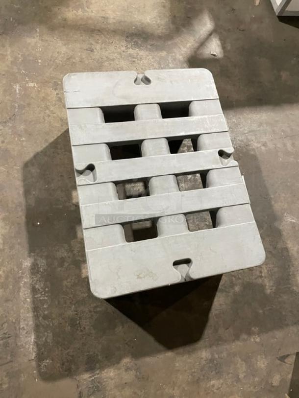 Metro Commercial Heavy Duty Dunnage Rack! On Legs! - Image 5 of 7