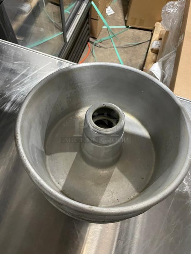 Commercial Round Tube/Bundt Cake Ring-Mold Baking Pans! 5X Your Bid! - Image 3 of 6
