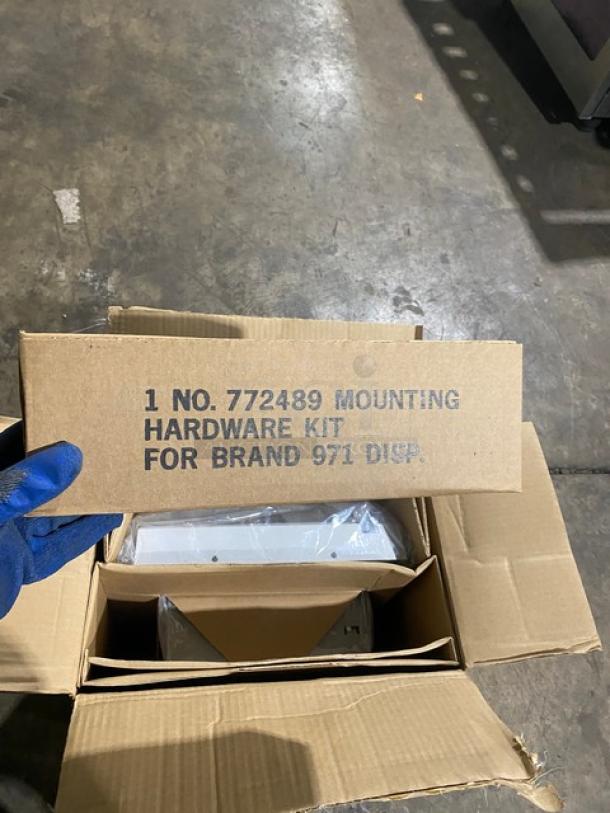 NEW! Kimberly-Clark Commercial Pearl White Windows Convert-A-Matic Roll Towel Dispenser! With Mounting Kit! Model: 0971700! - Image 6 of 9