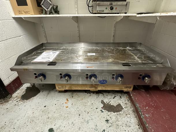 NEW SCRATCH AND DENT! 2017 Globe GG60TG Stainless Steel 60" Heavy-Duty Gas Countertop Griddle with Thermostatic Controls - 150,000 BTU This Unit was bought NEW as a backup and never installed placed in storeroom. - Image 3 of 5