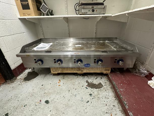 NEW SCRATCH AND DENT! 2017 Globe GG60TG Stainless Steel 60" Heavy-Duty Gas Countertop Griddle with Thermostatic Controls - 150,000 BTU This Unit was bought NEW as a backup and never installed placed in storeroom. - Image 5 of 5