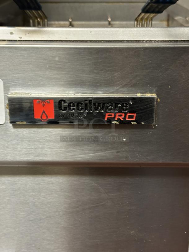 Cecilware Pro Commercial Stainless Steel Natural Gas Powered 40 Lb. Deep Fat Fryer! With Back Splash & Basket Hanger! Model: FMP403NAT! On Legs
Natural Gas Three Tube Floor Fryer - 90,000 BTU - Image 1 of 4