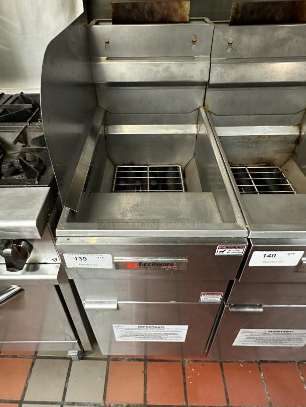 Cecilware Pro Commercial Stainless Steel Natural Gas Powered 40 Lb. Deep Fat Fryer! With Back Splash & Basket Hanger! Model: FMP403NAT! On Legs
Natural Gas Three Tube Floor Fryer - 90,000 BTU - Image 2 of 4
