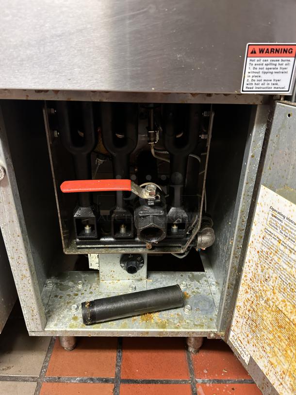 Cecilware Pro Commercial Stainless Steel Natural Gas Powered 40 Lb. Deep Fat Fryer! With Back Splash & Basket Hanger! Model: FMP403NAT! On Legs
Natural Gas Three Tube Floor Fryer - 90,000 BTU - Image 3 of 4