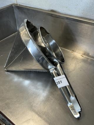 Stainless Steel Strainers
(1)12" round
(1)9" round