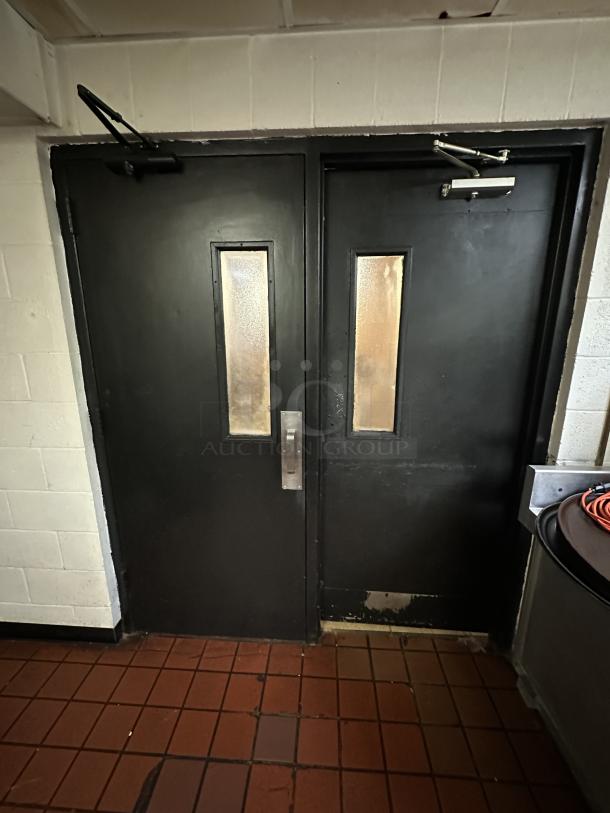 Metal Commercial Swinging Kitchen Doors. BUYER MUST REMOVE. 35x1.5x78. 2 Times Your Bid! - Image 4 of 4