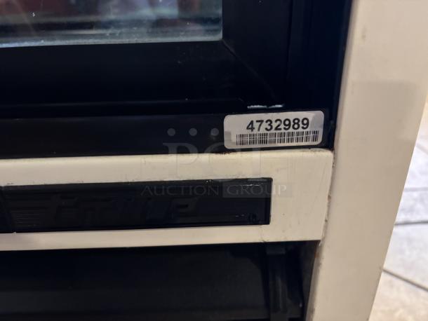 True Manufacturing Co, refrigerated Display Case, Powers on and Working, Very Clean
Voltage 116, Model # TSID-72-3, high Side 312, Low Side 140 F.L. Amps - 9.4
73x41 - Image 6 of 6