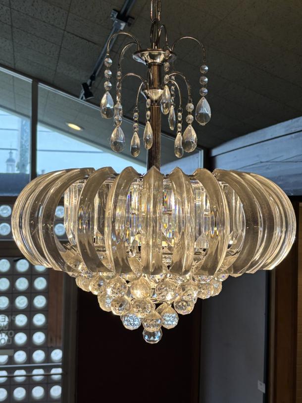Beautiful Crystal Chandelier, excellent condition, plastic, but looks like crystal - Image 1 of 2