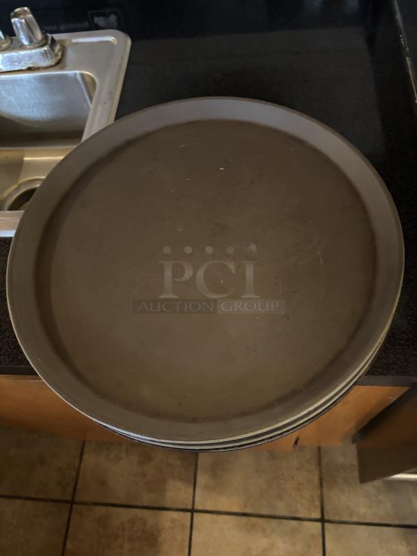 Plastic Serving Trays, 7x bid 14 in round - Image 1 of 1