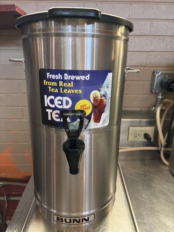 BUNN 3 3 gal Round Iced Tea Coffee Dispenser w/ Handles
Nice with Item #198 - Image 1 of 4
