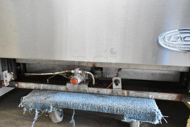DCS Stainless Steel Commercial Natural Gas Powered 6 Burner Range w/ Oven, Over Shelf and Back Splash. - Image 7 of 7