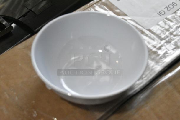 BRAND NEW SCRATCH AND DENT! Box of 11 Acopa 304FND314W Foundations 11 oz. White Narrow Rim Melamine Bowl - Image 5 of 7