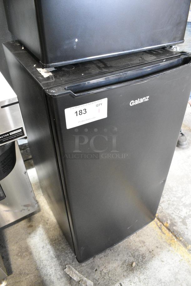 Galanz GLR33MBKE23 Mini Cooler. 115 Volts, 1 Phase. Tested and Powers On But Does Not Get Cold - Image 2 of 8