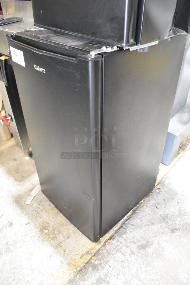 Galanz GLR33MBKE23 Mini Cooler. 115 Volts, 1 Phase. Tested and Powers On But Does Not Get Cold - Image 3 of 8