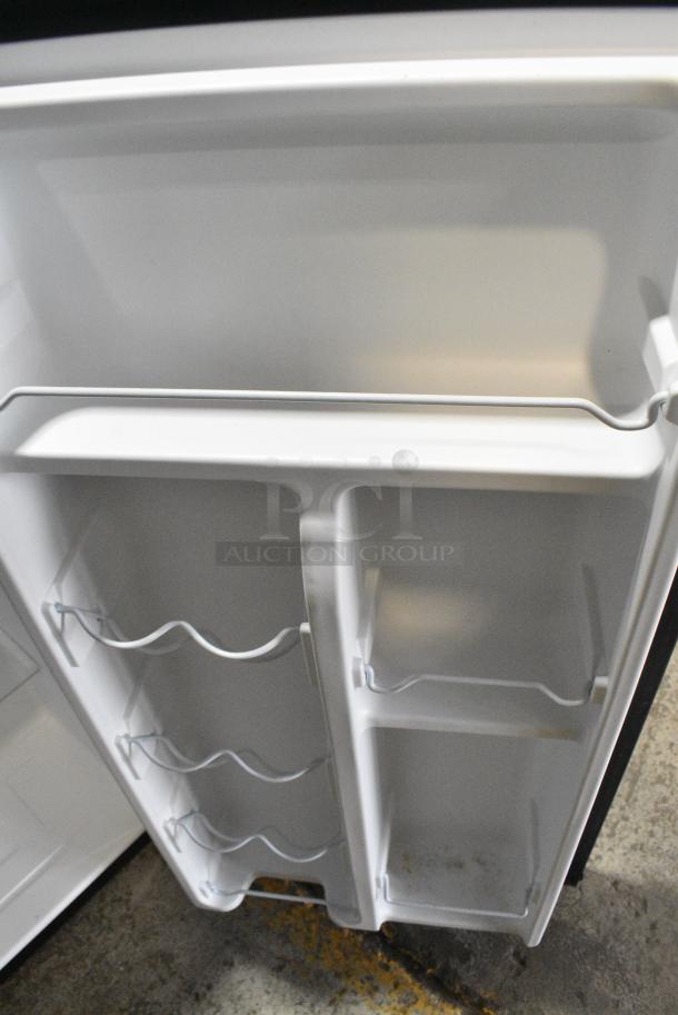 Galanz GLR33MBKE23 Mini Cooler. 115 Volts, 1 Phase. Tested and Powers On But Does Not Get Cold - Image 6 of 8