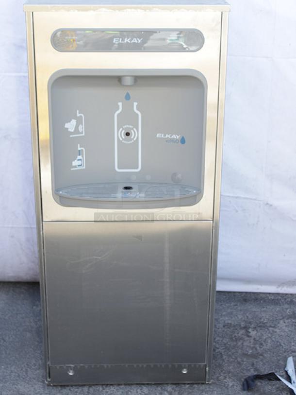 BRAND NEW SCRATCH-N-DENT! Zurn Elkay DSSBF8S ezH20 8 GPH Stainless Steel Freestanding Hands-Free Filtered Bottle Filling Station - Chilled. Unit has minor scratching and denting on left side. - Image 6 of 7