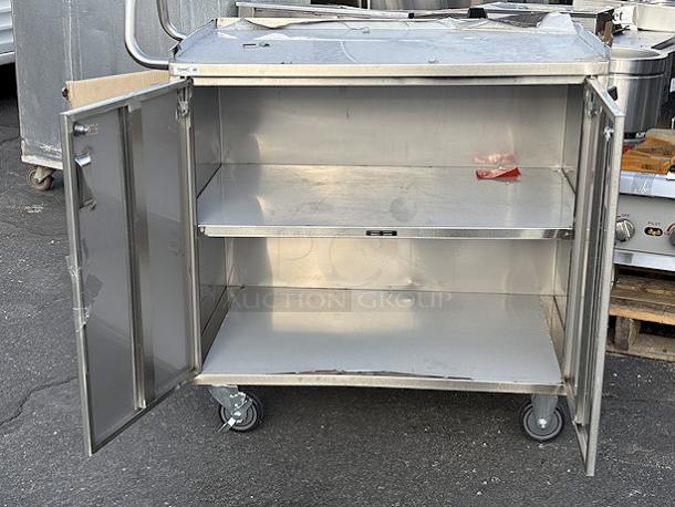 BRAND NEW SCRATCH & DENT! Regency 21" x 33" Three Shelf 18-Gauge 304 Stainless Steel Utility Cart with Enclosed Base and Open Front. - Image 4 of 4