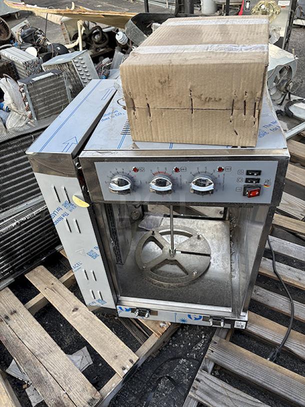 BRAND NEW SCRATCH-N-DENT! Cooking Performance Group CROE48D Electric Countertop Rotisserie Oven with 4 Baskets for 8 Chickens - 240V, 2800W. Glass is broken. - Image 3 of 4