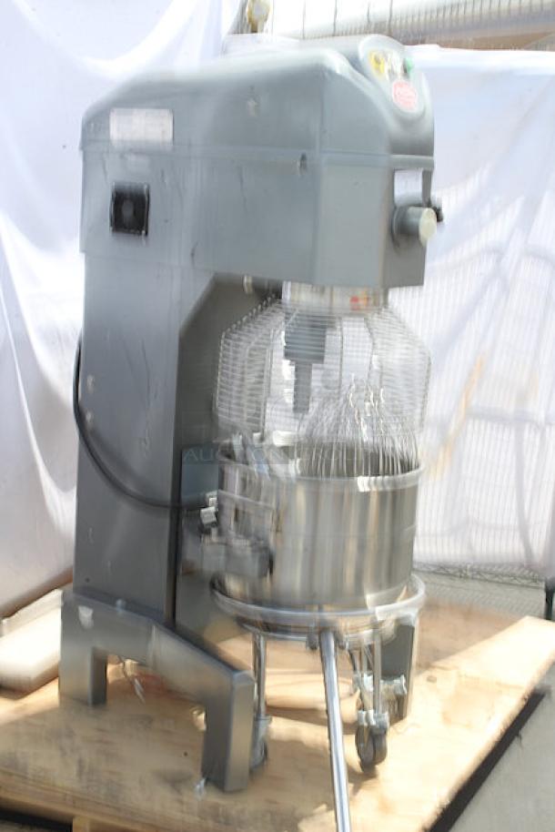 BRAND NEW SCRATCH & DENT Avantco MX60H 60 Qt. Planetary Floor Mixer with Guard & Standard Accessories - 240V, 3 Phase, 2 1/2 hp. S/N: 04012924-177MX60H. - Image 12 of 12