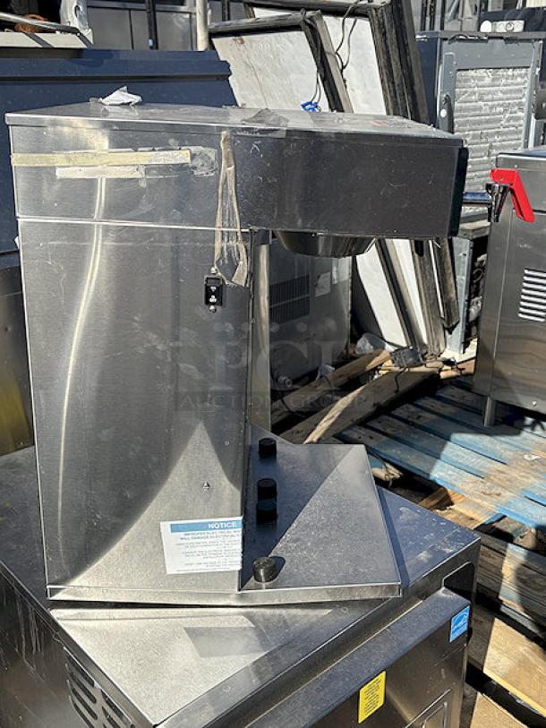 BRAND NEW SCRATCH & DENT! Bunn 38700.0013 Axiom APS Twin Airpot Coffee Brewer - S/N: AXAP052077. Top of unit is dented, missing power cord.  120/240 Volts	26 Amps	1 Phase	60 Hz	52.3 lb. SERIAL NUMBER
AXAP054902 - Image 4 of 5