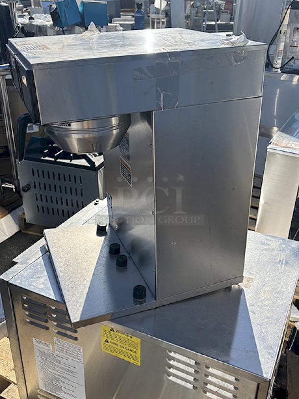 BRAND NEW SCRATCH & DENT! Bunn 38700.0013 Axiom APS Twin Airpot Coffee Brewer - S/N: AXAP052077. Top of unit is dented, missing power cord.  120/240 Volts	26 Amps	1 Phase	60 Hz	52.3 lb. SERIAL NUMBER
AXAP054902 - Image 5 of 5