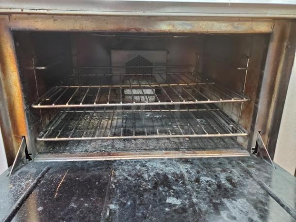 Thermatek 36" 6-Burner Propane Range w/ Oven Base. One Knob is damaged. Good Condition. - Image 4 of 6