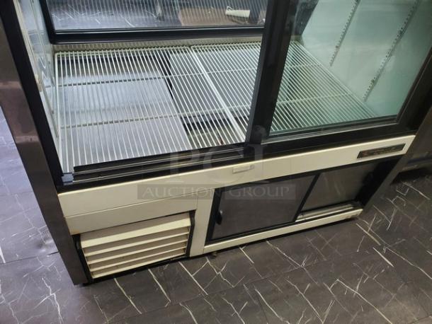 True TDBD-48-2, 48" Refrigerated Deli Display Case. 115 V, 60 Hz, 1 PH. Nice Condition. - Image 3 of 4