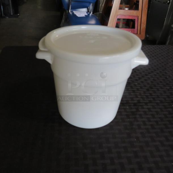 1 Quart Round Food Storage Container With Lid. 5XBID - Image 1 of 1
