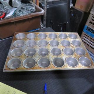 One Chicago Metallic 24 Hole Commercial Muffin/Cupcake Pan.  #552-D