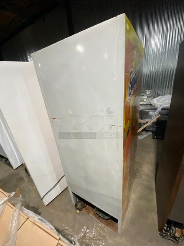 Beverage-Air Snapple Style Commercial Single Glass Swing Door Reach In Merchandiser Refrigerator! Model: MT27 SN: 7086464! 115V 1 Phase! - Image 4 of 7