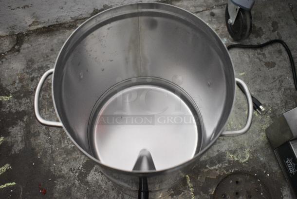BRAND NEW SCRATCH AND DENT! 2024 Choice 407ITD3GRD ITD3-GRD 3 Gallon Round Iced Tea Dispenser - Image 7 of 8