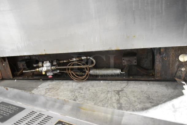 Vulcan 36L77R Stainless Steel Commercial Propane Gas Powered 6 Burner Range w/ Oven and Back Splash. - Image 6 of 7