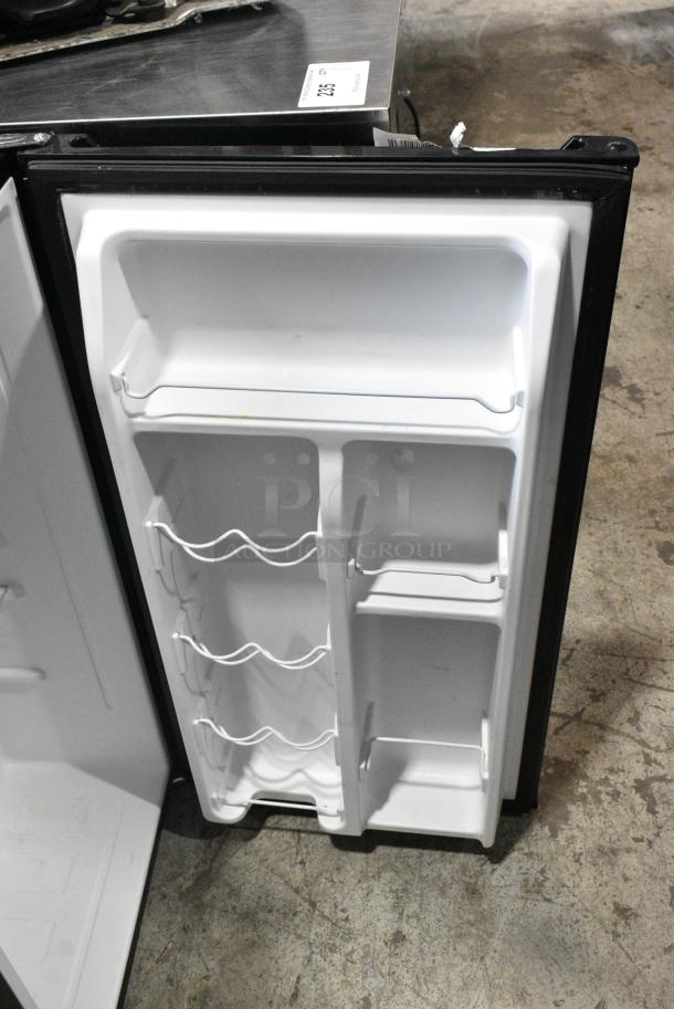 Galanz GLR33MBKE23 Mini Cooler. 115 Volts, 1 Phase. Tested and Powers On But Does Not Get Cold - Image 4 of 6