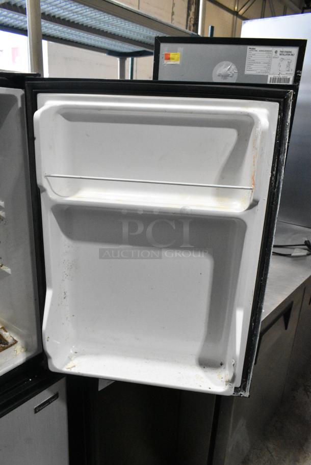 Black & Decker Mini Cooler. 115 Volts, 1 Phase. Tested and Working! - Image 4 of 7