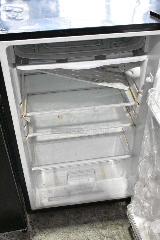 Magic Chef HMR330SE Mini Cooler. 115 Volts, 1 Phase. Tested and Powers On But Does Not Get Cold - Image 3 of 6