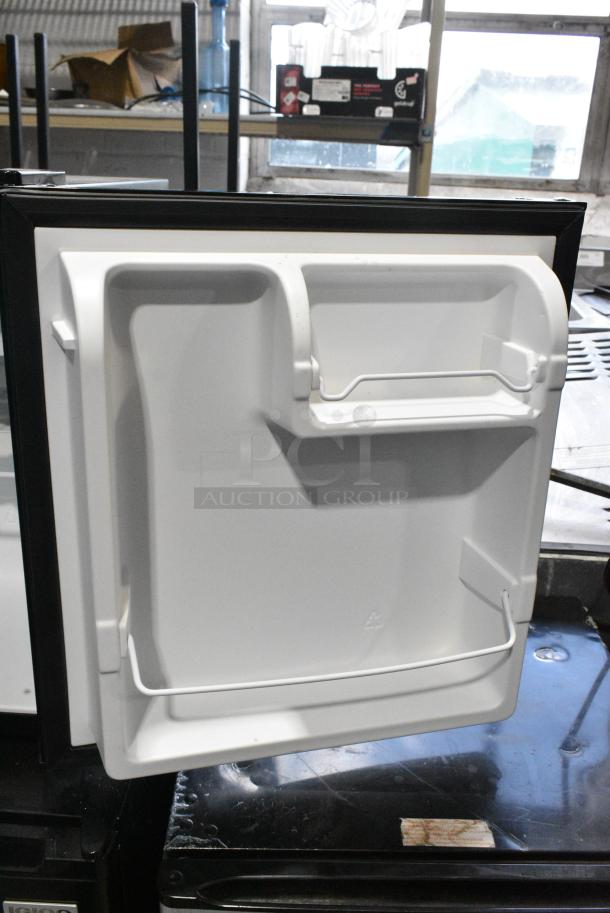 Galanz GL17BK Mini Cooler. 115 Volts, 1 Phase. Tested and Working! - Image 5 of 7