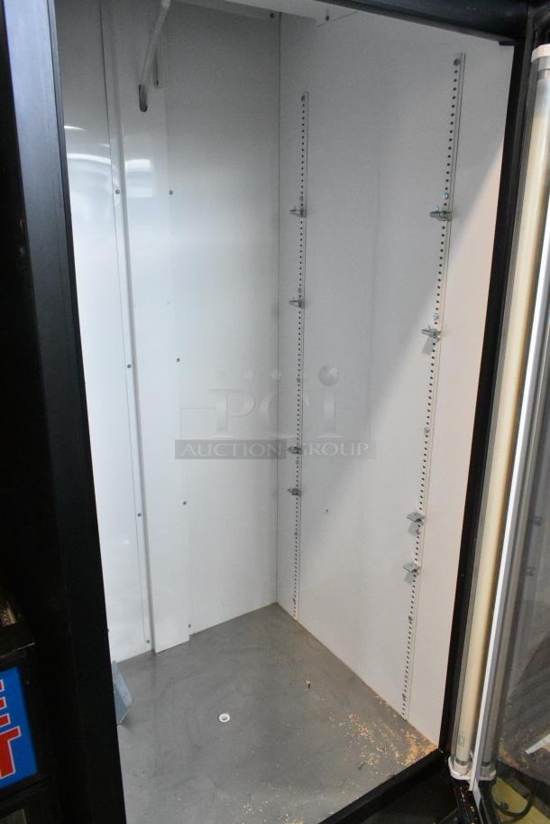 True GDM-26 Metal Commercial Single Door Reach In Cooler Merchandiser. 115 Volts, 1 Phase. Tested and Working! - Image 4 of 5