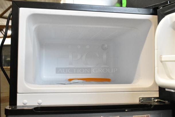 Arctic King ARM32D5ASL Mini Cooler w/ Freezer. 115 Volts, 1 Phase. Tested and Powers On But Does Not Get Cold - Image 3 of 8