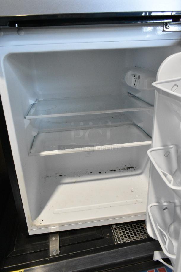 Arctic King ARM32D5ASL Mini Cooler w/ Freezer. 115 Volts, 1 Phase. Tested and Powers On But Does Not Get Cold - Image 5 of 8