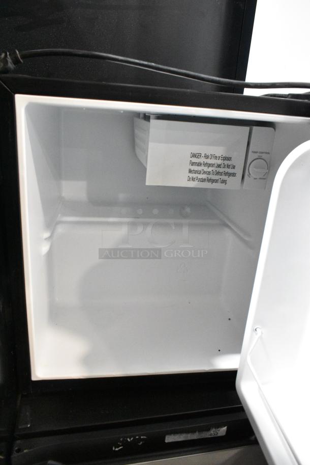 Galanz GL17BK Mini Cooler. 115 Volts, 1 Phase. Tested and Powers On But Does Not Get Cold - Image 4 of 6
