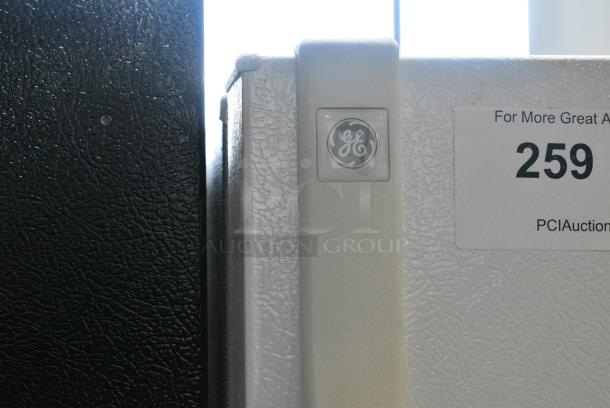 General Electric GE GTH16BBXYRWW Cooler w/ Freezer. 115 Volts, 1 Phase. Tested and Powers On But Does Not Get Cold - Image 3 of 8