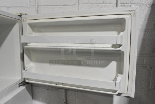 Whirlpool ET1MHKXMQ06 Cooler w/ Freezer. 115 Volts, 1 Phase. Tested and Powers On But Does Not Get Cold - Image 4 of 7