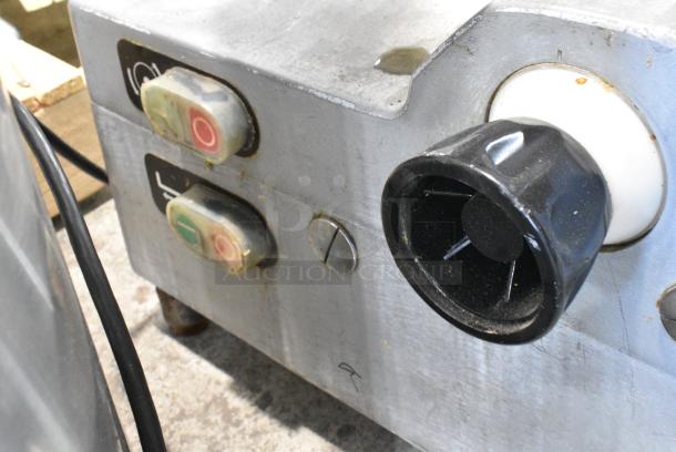 Avantco SLC300B Metal Commercial Countertop Meat Slicer. 120 Volts, 1 Phase. Tested and Working! - Image 5 of 7