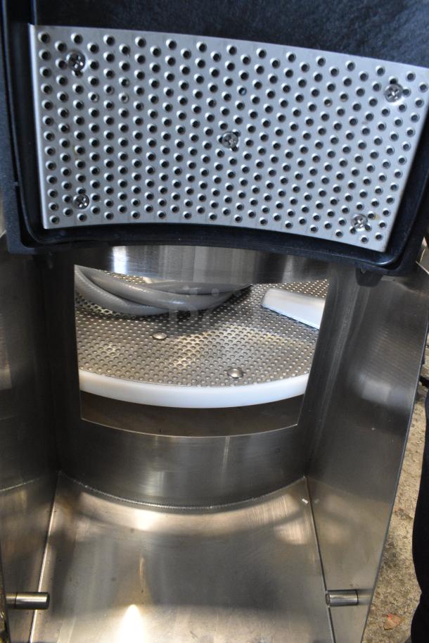 BRAND NEW SCRATCH AND DENT! 2023 Avantco 177PPC22 Stainless Steel Commercial  22 lb. Countertop Potato Peeler. 120 Volts, 1 Phase. Tested and Working! - Image 6 of 9