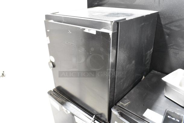 2023 Hisense WMS017M6XBE Mini Cooler. 115 Volts, 1 Phase. Tested and Does Not Power On - Image 2 of 7