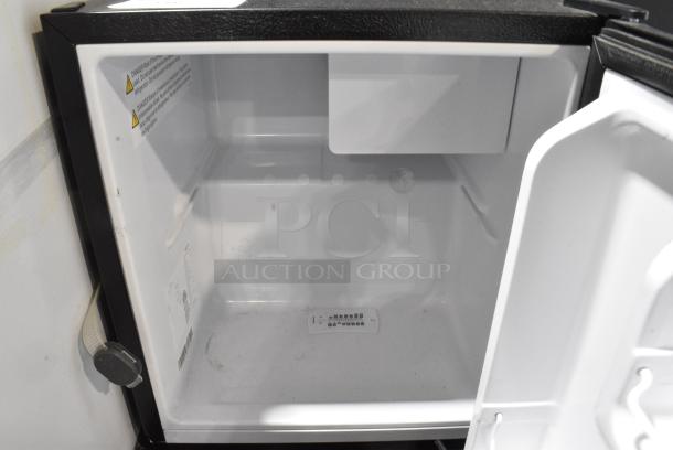 2023 Hisense WMS017M6XBE Mini Cooler. 115 Volts, 1 Phase. Tested and Does Not Power On - Image 4 of 7