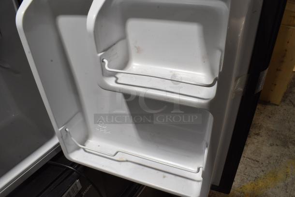 2023 Hisense WMS017M6XBE Mini Cooler. 115 Volts, 1 Phase. Tested and Does Not Power On - Image 5 of 7
