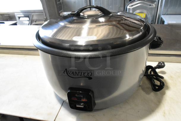 BRAND NEW SCRATCH AND DENT! Avantco 177RCB124 124 Cup (62 Cup Raw) Electric Rice Cooker / Warmer with Removable Lid. 240 Volts, 1 Phase. - Image 1 of 10