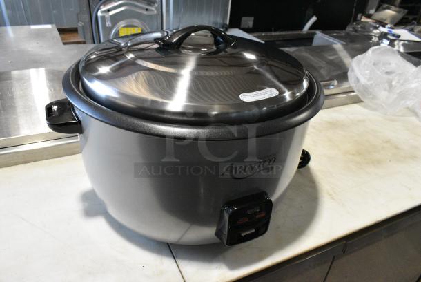 BRAND NEW SCRATCH AND DENT! Avantco 177RCB124 124 Cup (62 Cup Raw) Electric Rice Cooker / Warmer with Removable Lid. 240 Volts, 1 Phase. - Image 3 of 10